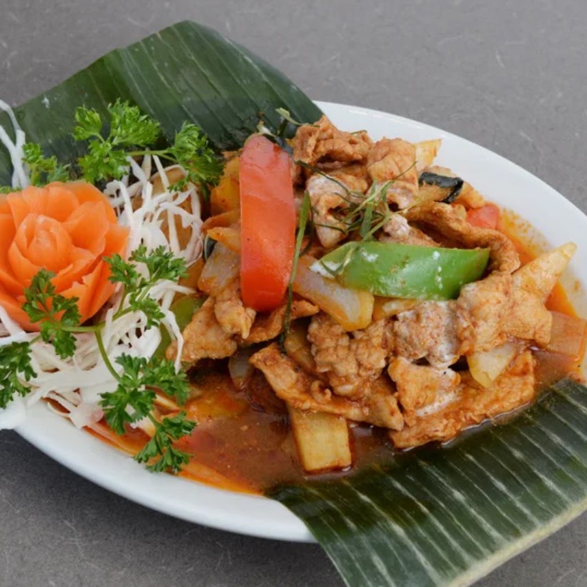 Red Curry Stir-Fry (ผัดเผ็ด)